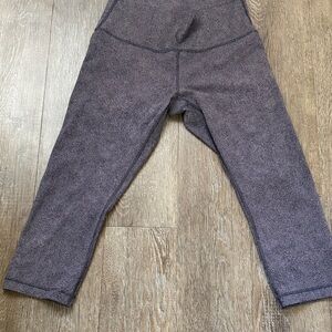 Lululemon Black and Purple Leggings Crop Capri size 10 Wunder Under Crop lll